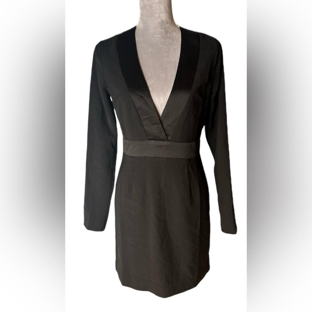 NWT Lulus black long sleeved dress. Size M